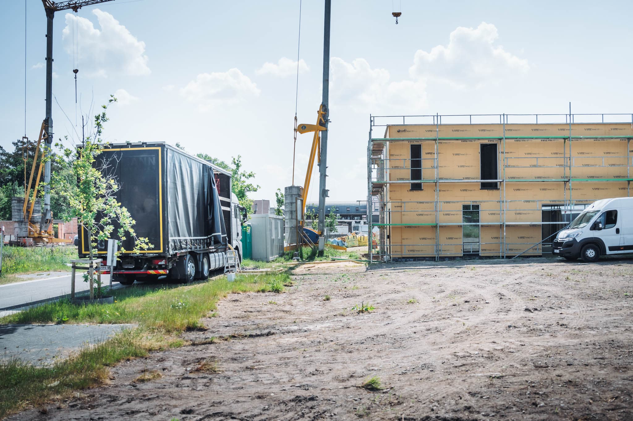 Vakman beoordeelt de dakopbouw op een zolder